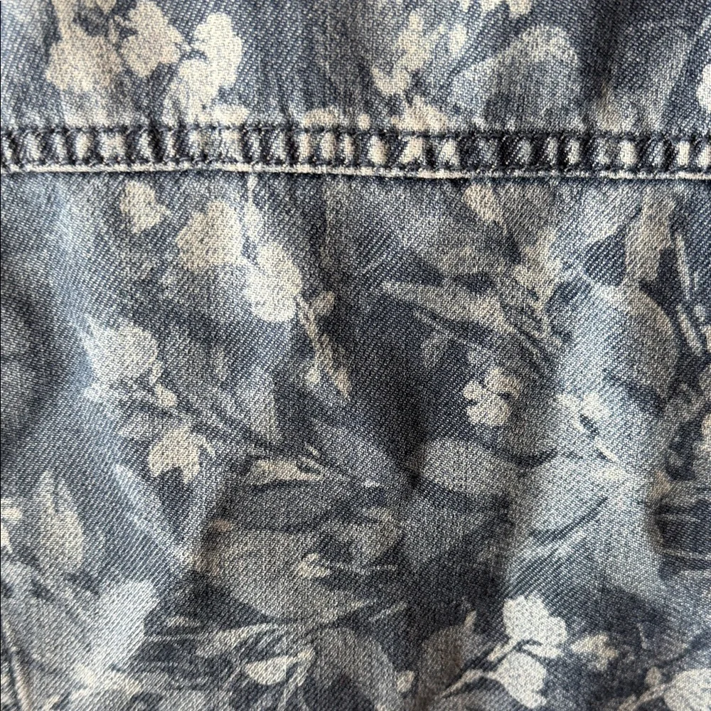 Super soft! Chico's Dark Blue Patterned Jean Jacket - Picture 8 of 8
